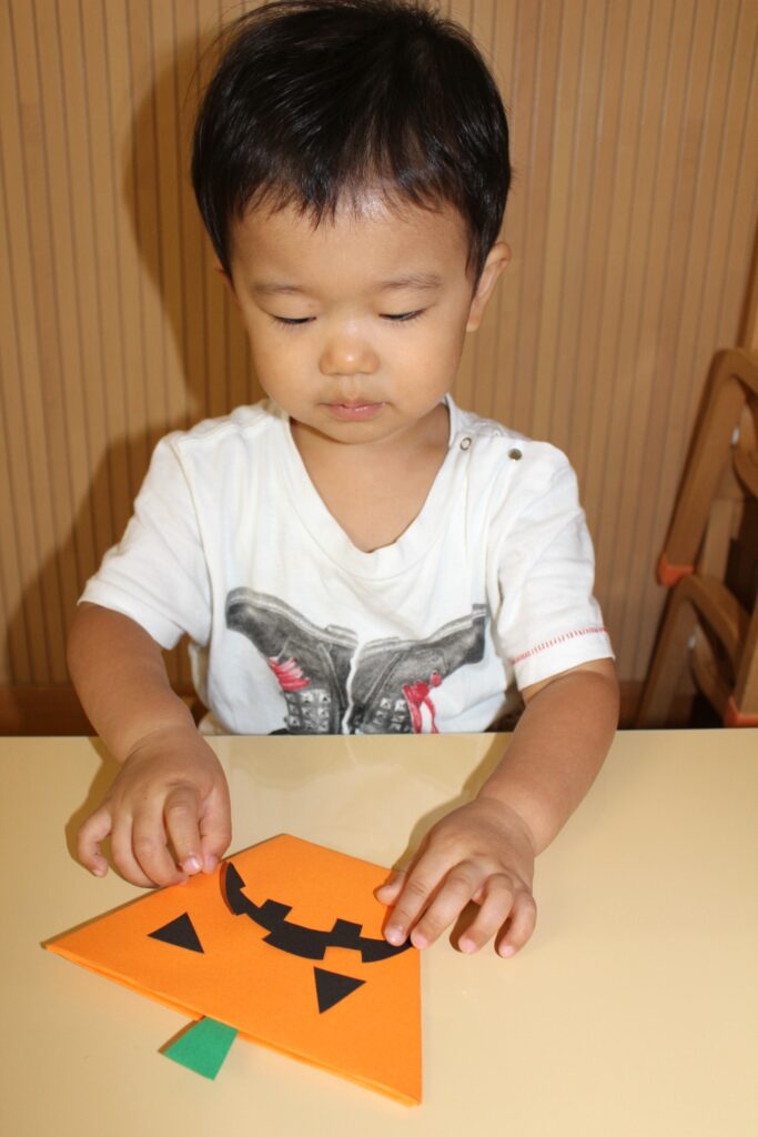 大阪　保育園　くじら保育園　ハロウィン製作　202510-2