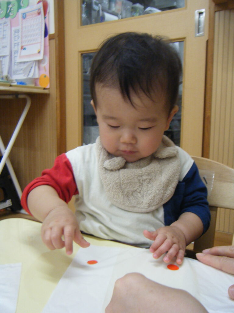 お正月遊びで凧揚げ　大阪　保育園　くじら保育園　202601-1