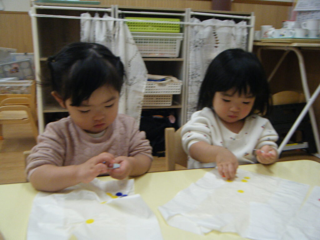 お正月遊びで凧揚げ　大阪　保育園　くじら保育園　202601-5