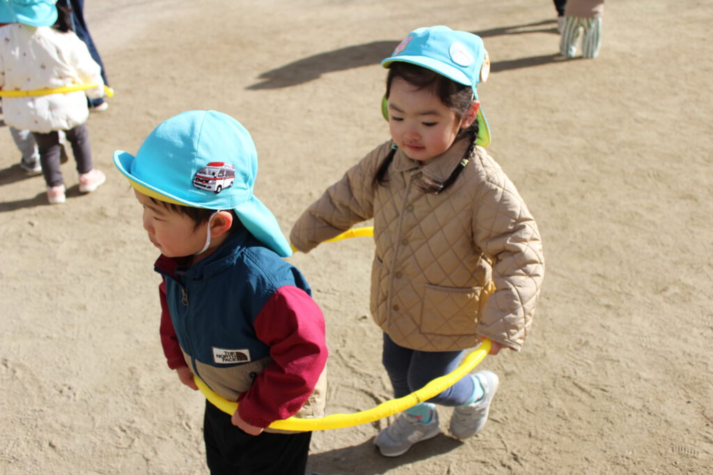 フラフープで電車ごっこ 梅の花 大阪 保育園 くじら保育 202601-3