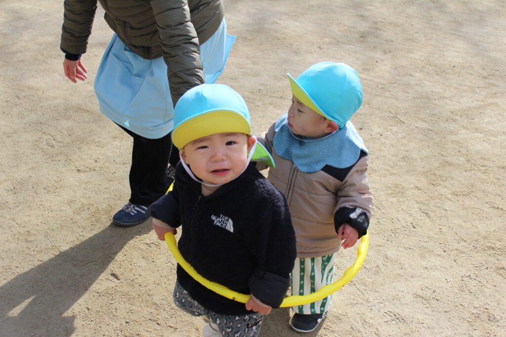 フラフープで電車ごっこ 梅の花 大阪 保育園 くじら保育 202601-2