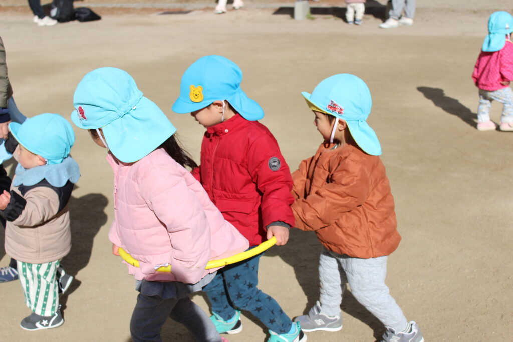 フラフープで電車ごっこ 梅の花 大阪 保育園 くじら保育 202601-1