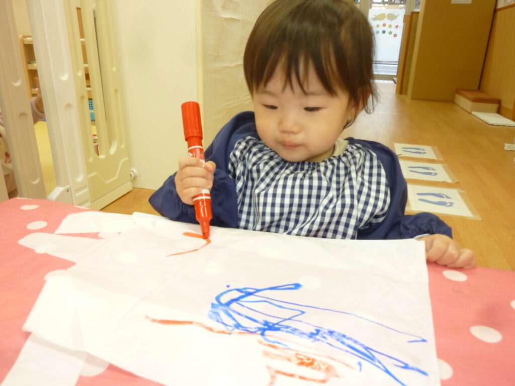 お正月遊びで凧揚げ　大阪　保育園　くじら保育園　202601-3