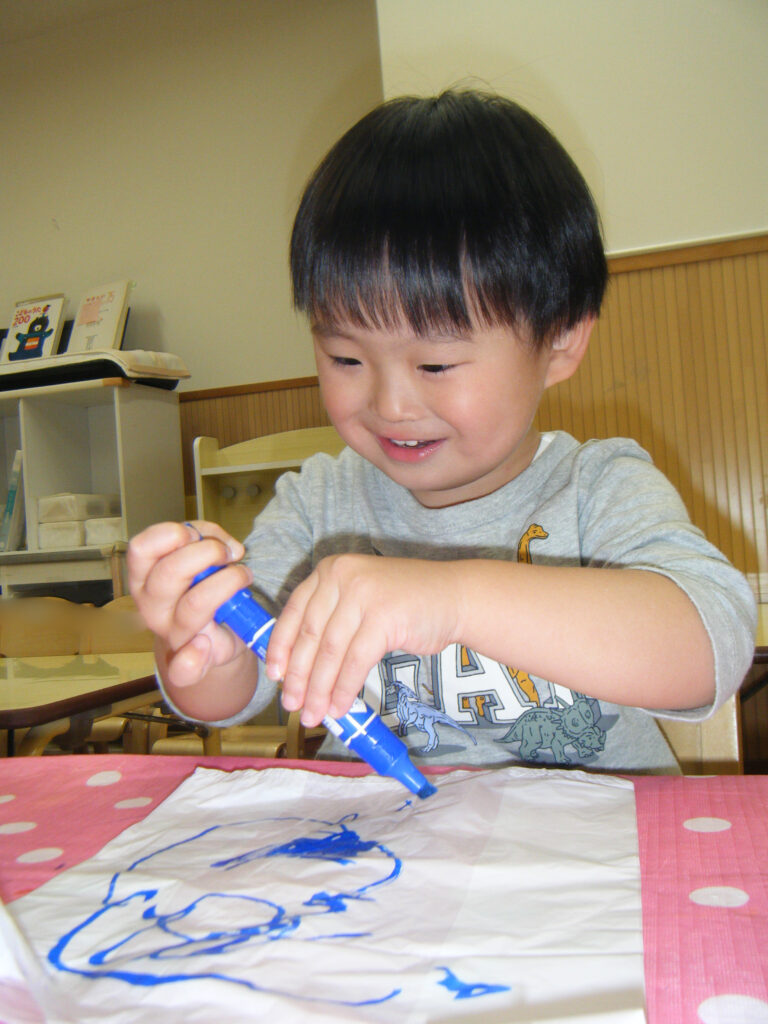 お正月遊びで凧揚げ　大阪　保育園　くじら保育園　202601-4