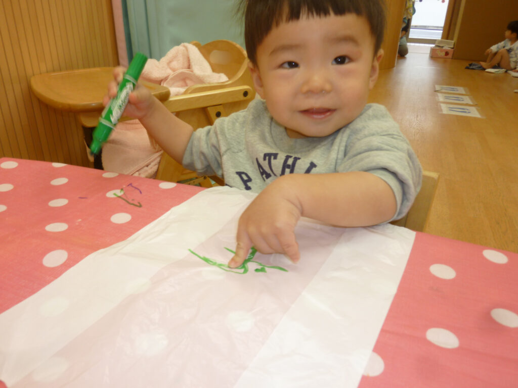 お正月遊びで凧揚げ　大阪　保育園　くじら保育園　202601-2