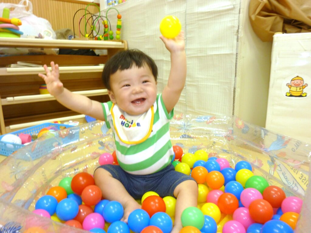 くじら保育園 都島東野田園で、ボールプールで遊ぶ園児