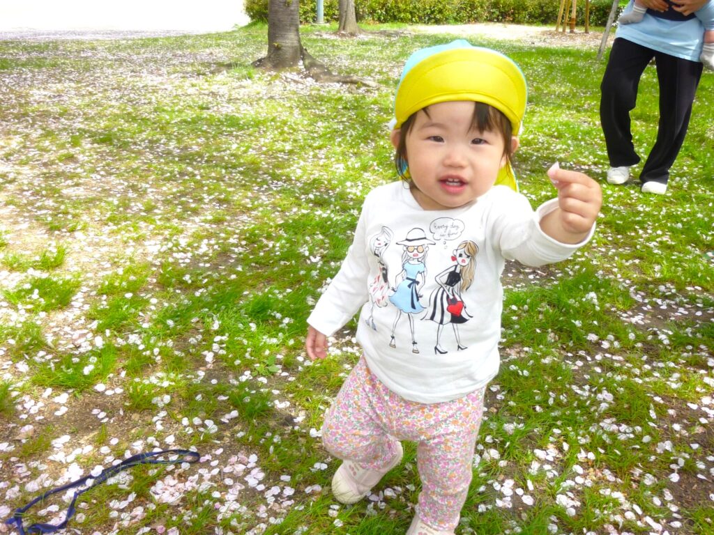 くじら保育園 都島東野田園で、外遊びを楽しむ園児たち
