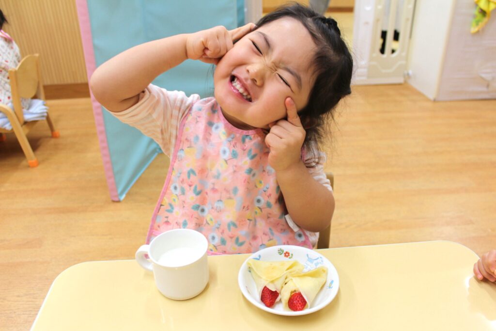 くじら保育園 都島東野田園で、午後のおやつを食べて過ごす園児たち