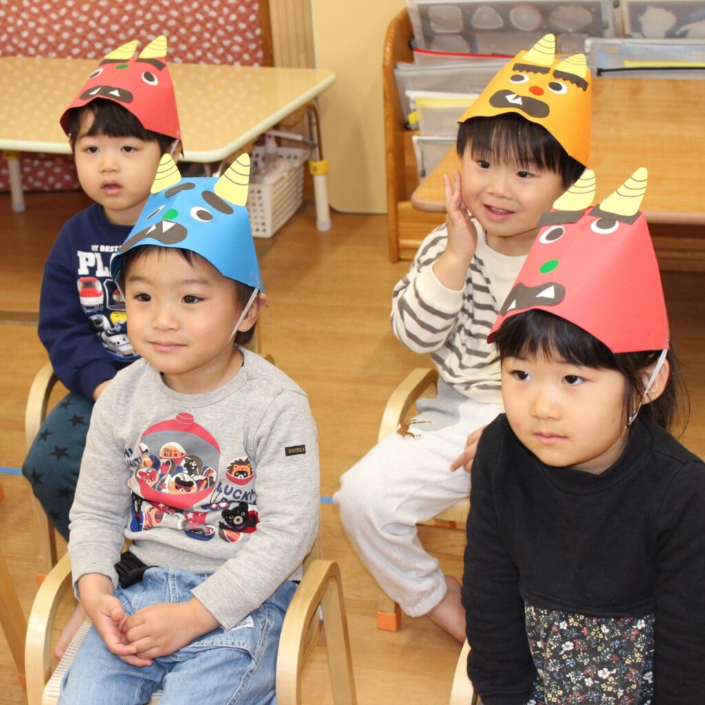 くじら保育園 都島東野田園の節分行事で話を聞く園児たち