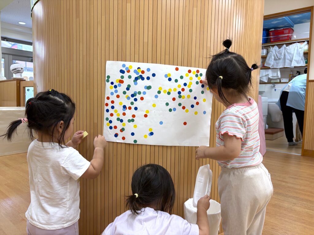 保育園シール貼り遊び　大阪　くじら保育園　202608-1