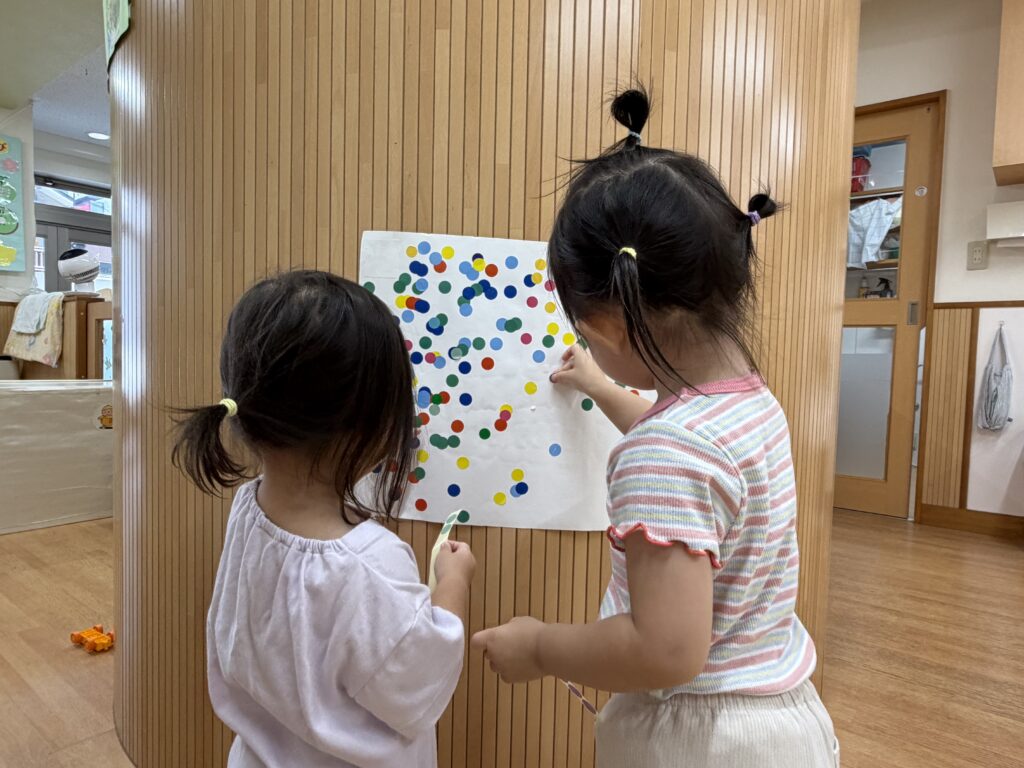 保育園シール貼り遊び　大阪　くじら保育園　202608-3