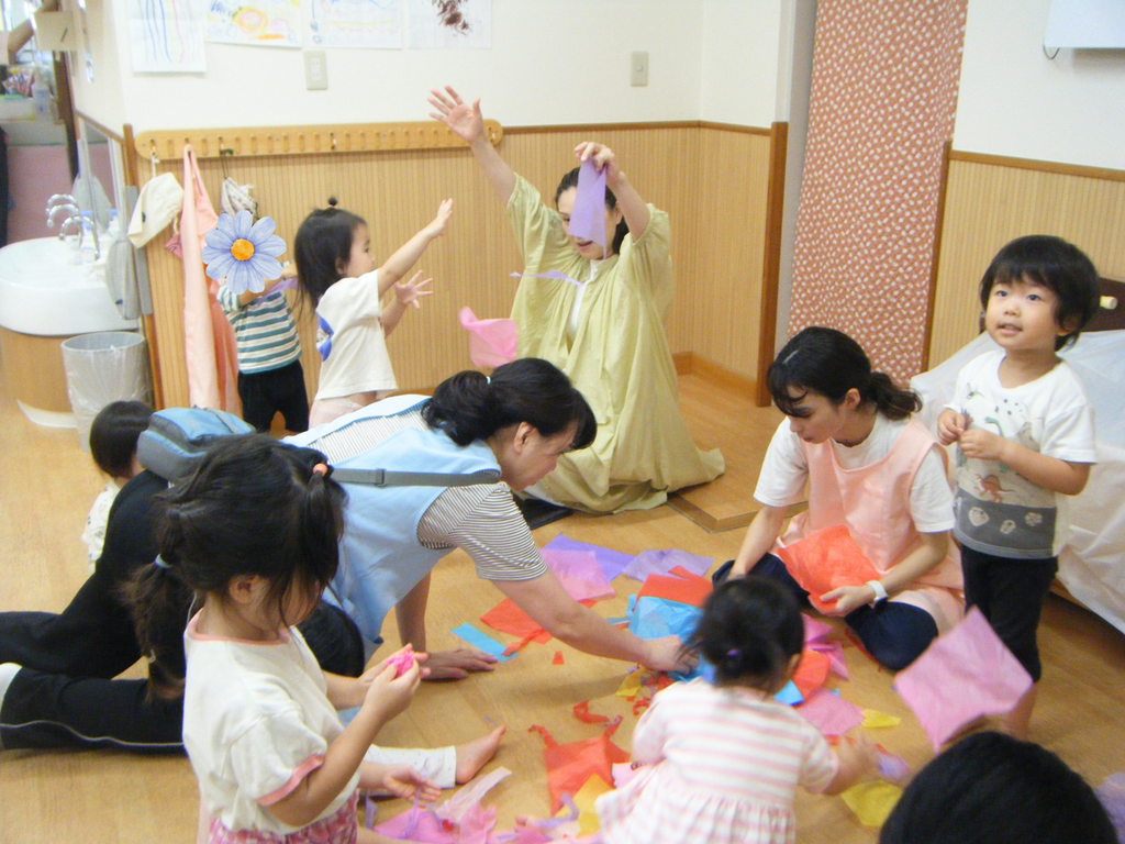 保育園でお花紙遊び 手先を使う活動 大阪 くじら保育園 202610-1