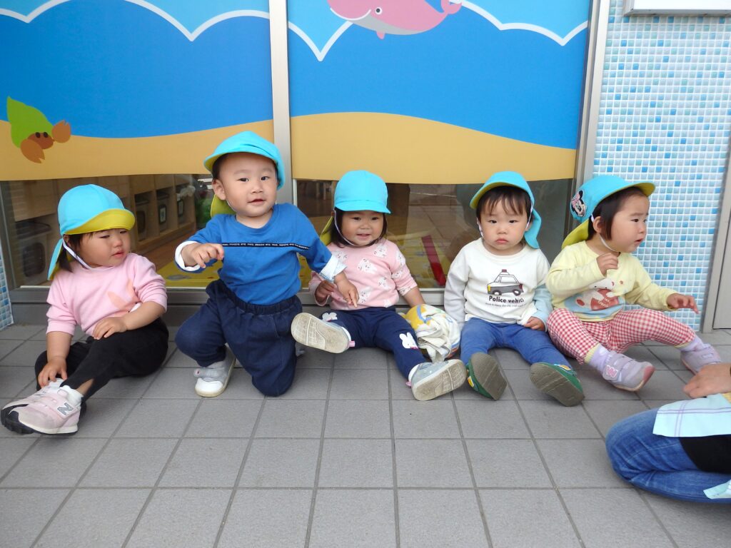 くじら保育園 姫島園 姫島公園 お散歩 春 タンポポ 202504-1