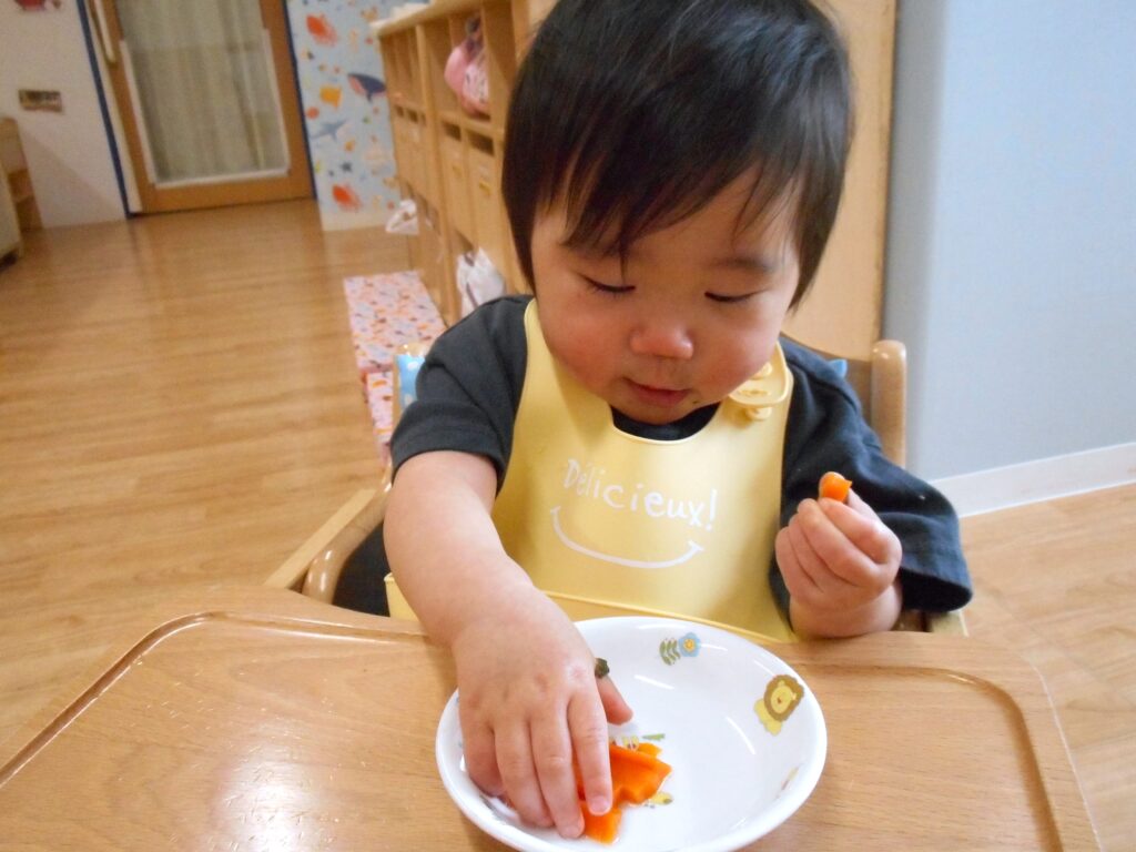 給食 手作り給食 栄養士 手づかみ食べ スプーン くじら保育園 姫島 西淀川区 202505-1