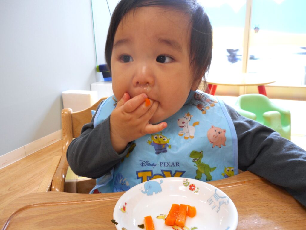 給食 手作り給食 栄養士 手づかみ食べ スプーン くじら保育園 姫島 西淀川区 202505-2