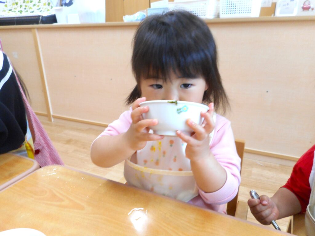 給食 手作り給食 栄養士 手づかみ食べ スプーン くじら保育園 姫島 西淀川区 202505-4