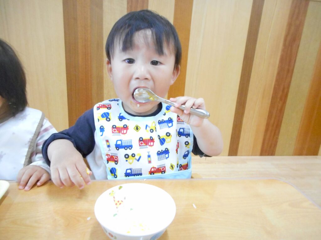 給食 手作り給食 栄養士 手づかみ食べ スプーン くじら保育園 姫島 西淀川区 202505-3