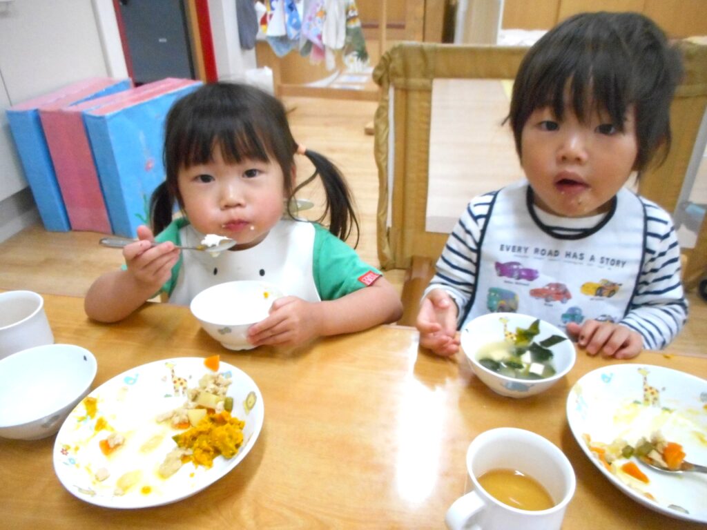 給食 手作り給食 栄養士 手づかみ食べ スプーン くじら保育園 姫島 西淀川区 202505-5