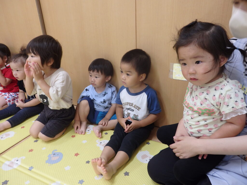 お誕生日会 0歳児 はをみがきましょう 歯磨き 歯ブラシ 虫歯予防 くじら保育園 姫島園 202507-4