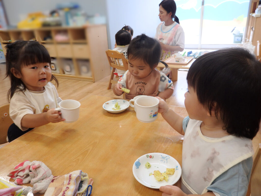 水分補給　乾杯　カンパイ　1歳児　大阪　保育園　姫島　西淀川区　くじら保育園　202508-3