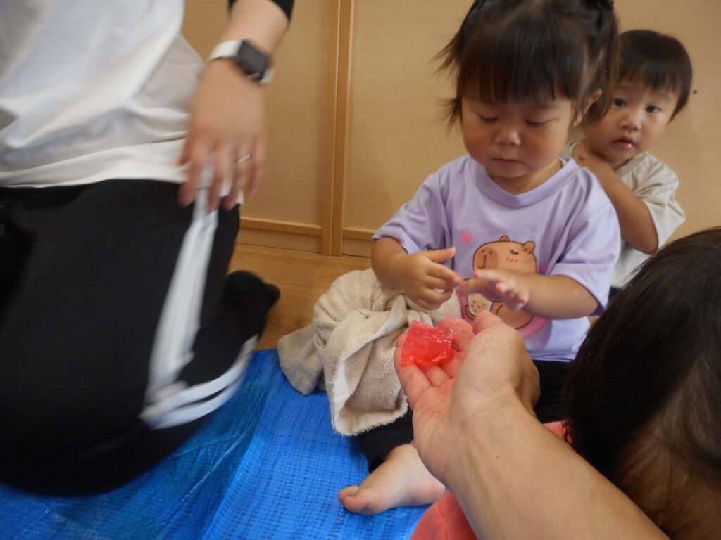 寒天あそび　感触あそび　夏　くじら保育園　姫島園　202508-5