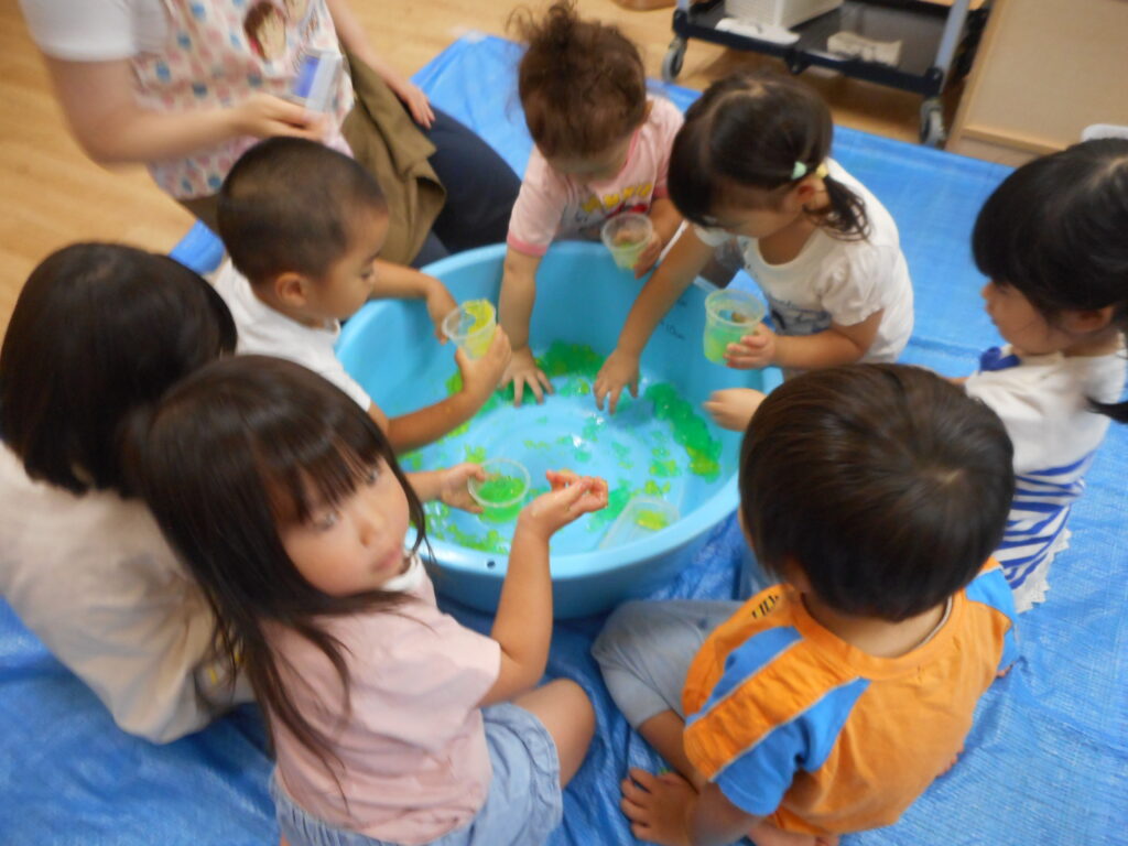 寒天あそび　感触あそび　夏　くじら保育園　姫島園　202508-2