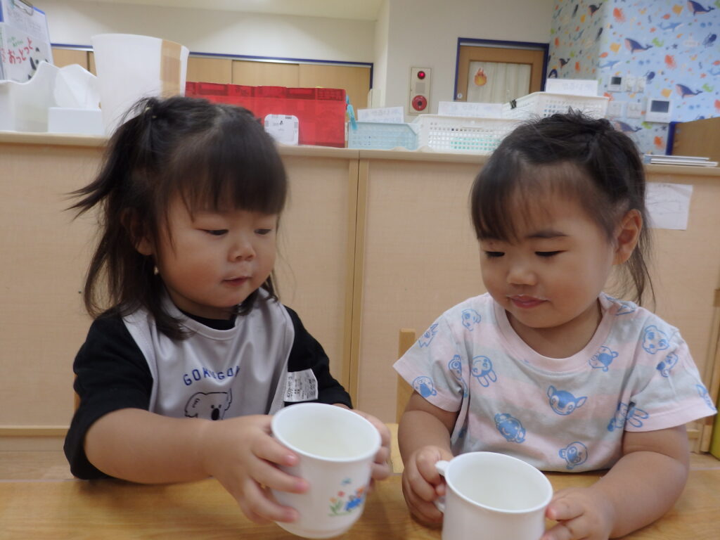水分補給　乾杯　カンパイ　1歳児　大阪　保育園　姫島　西淀川区　くじら保育園　202508-1