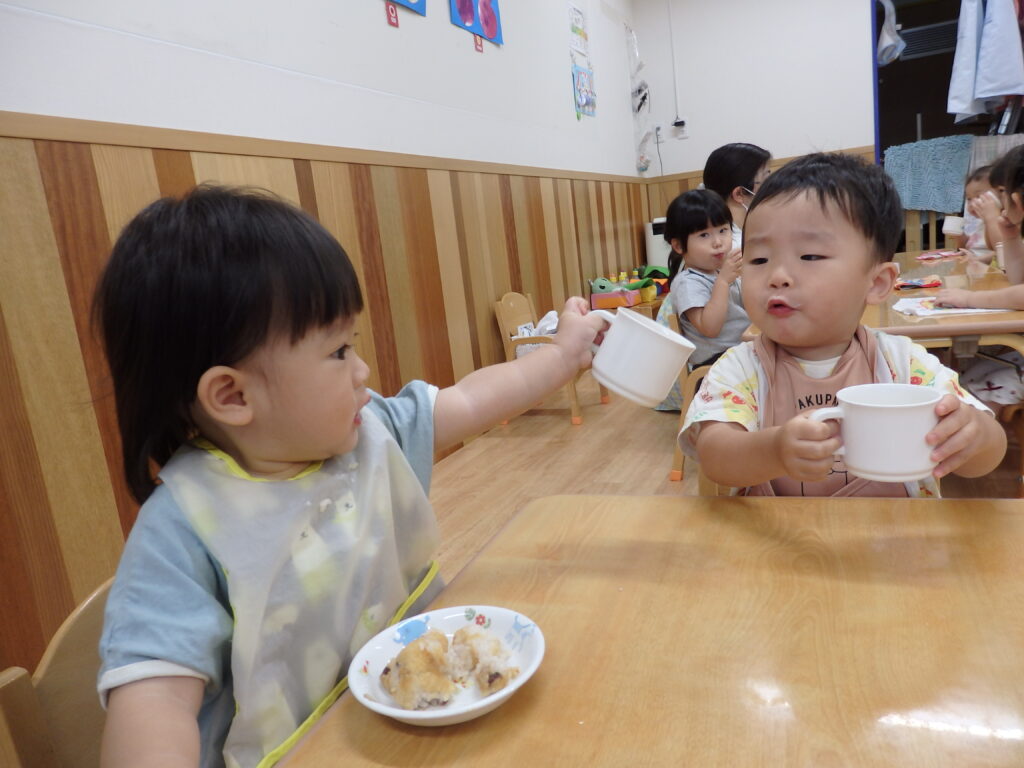 水分補給　乾杯　カンパイ　1歳児　大阪　保育園　姫島　西淀川区　くじら保育園　202508-2