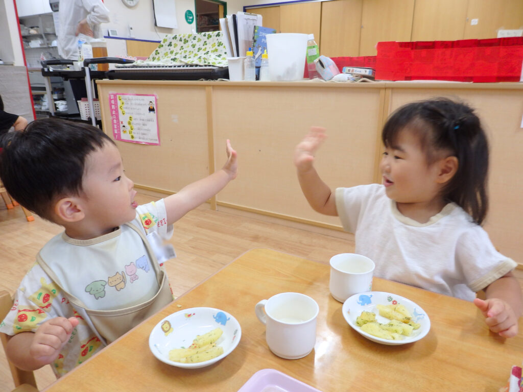水分補給　乾杯　カンパイ　1歳児　大阪　保育園　姫島　西淀川区　くじら保育園　202508-4
