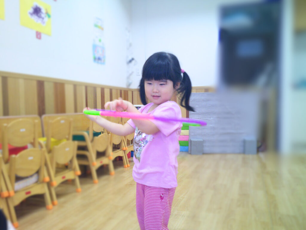 室内遊び 2歳児 フープ くじら保育園 姫島園 大阪 西淀川区 保育園 202509-4