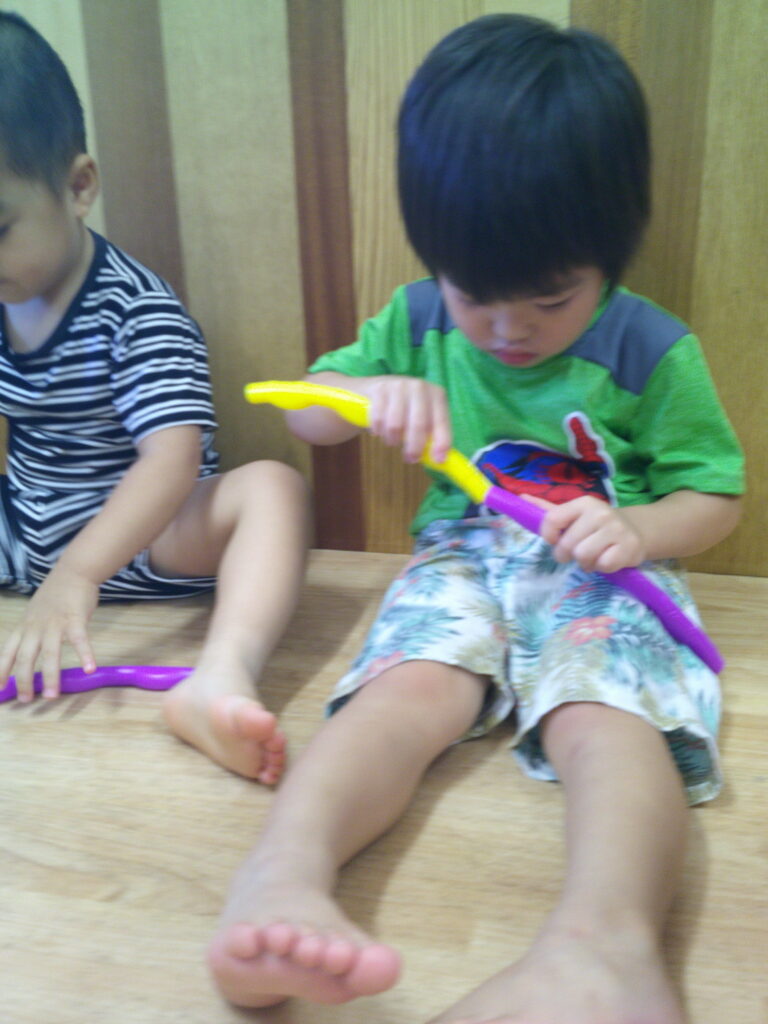 室内遊び 2歳児 フープ くじら保育園 姫島園 大阪 西淀川区 保育園 202509-2