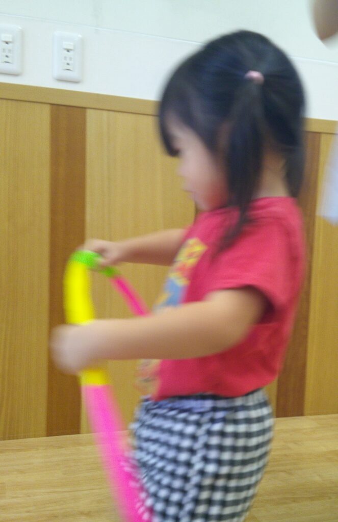 室内遊び 2歳児 フープ くじら保育園 姫島園 大阪 西淀川区 保育園 202509-5