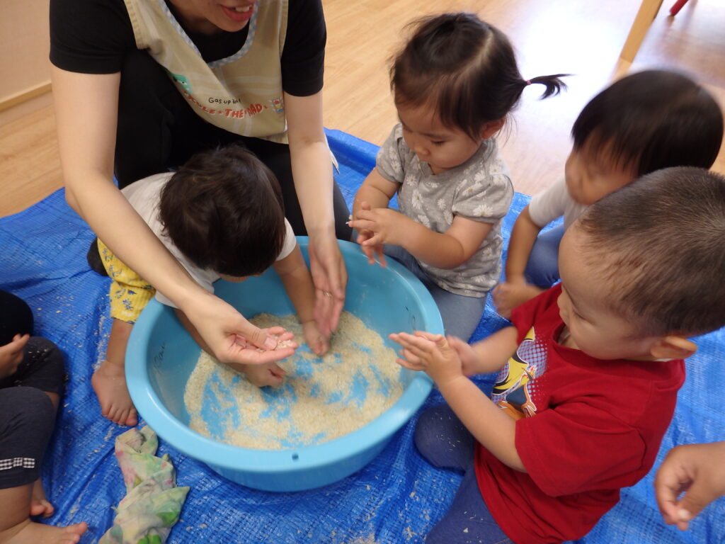 パン粉　粘土遊び　くじら保育園　姫島園　大阪　保育園　202509-2