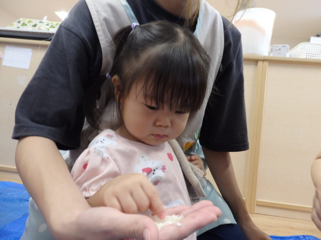 パン粉　粘土遊び　くじら保育園　姫島園　大阪　保育園　202509-1