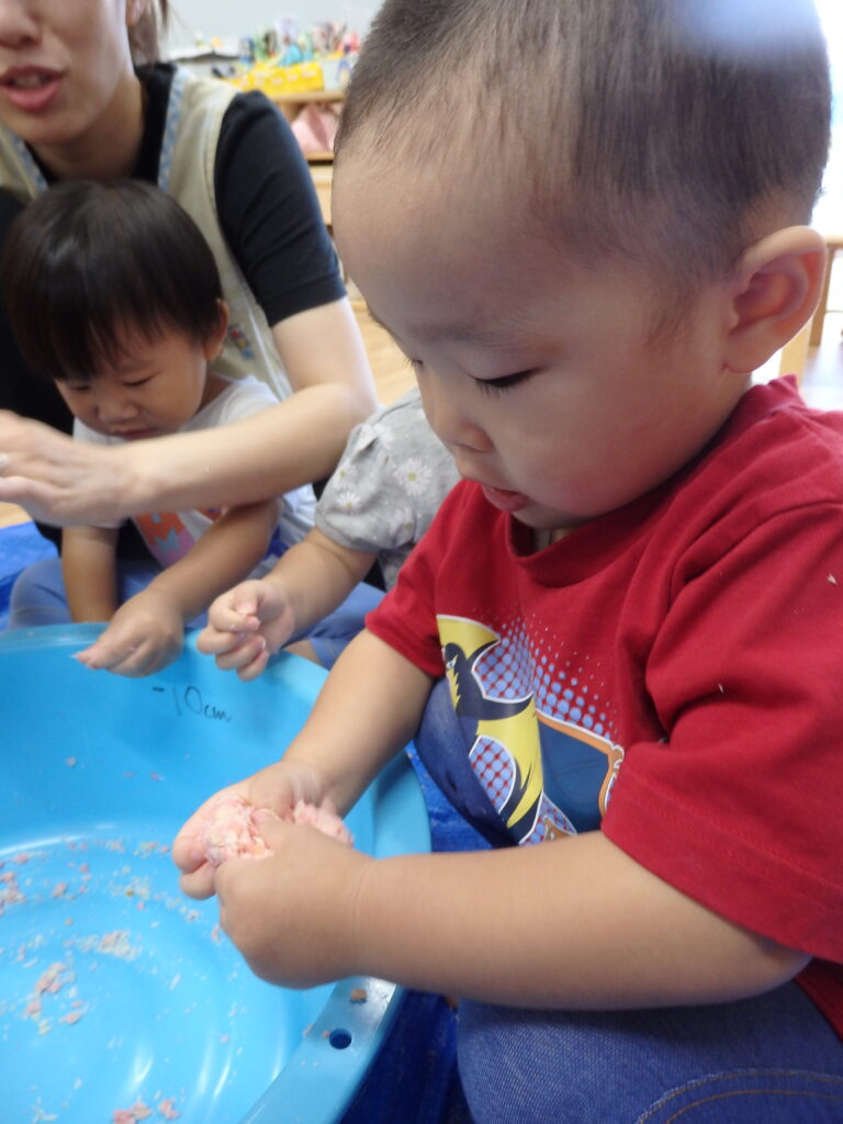 パン粉　粘土遊び　くじら保育園　姫島園　大阪　保育園　202509-4