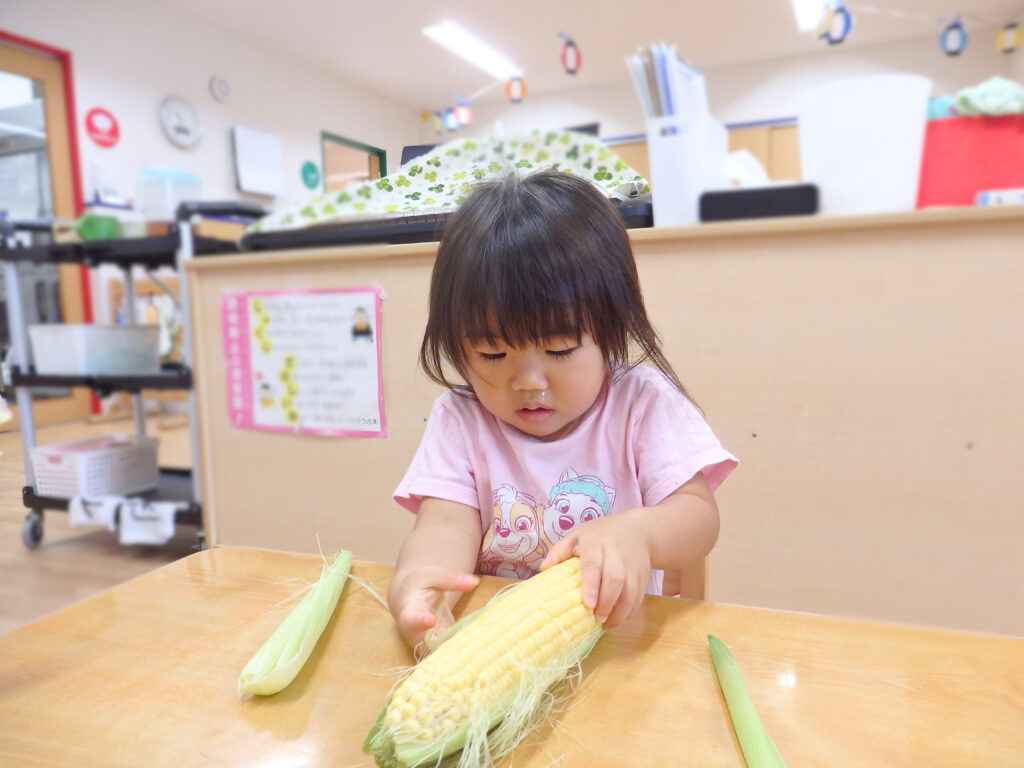 とうもろこし　皮むき　お手伝い　食育　大阪　保育園　くじら保育園　姫島園　西淀川区　202509-1