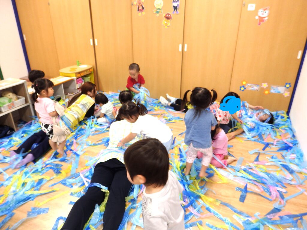 大阪 保育園 くじら保育園 すずらんテープ 感触あそび 202510-4