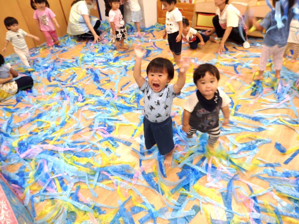 大阪 保育園 くじら保育園 すずらんテープ 感触あそび 202510-2