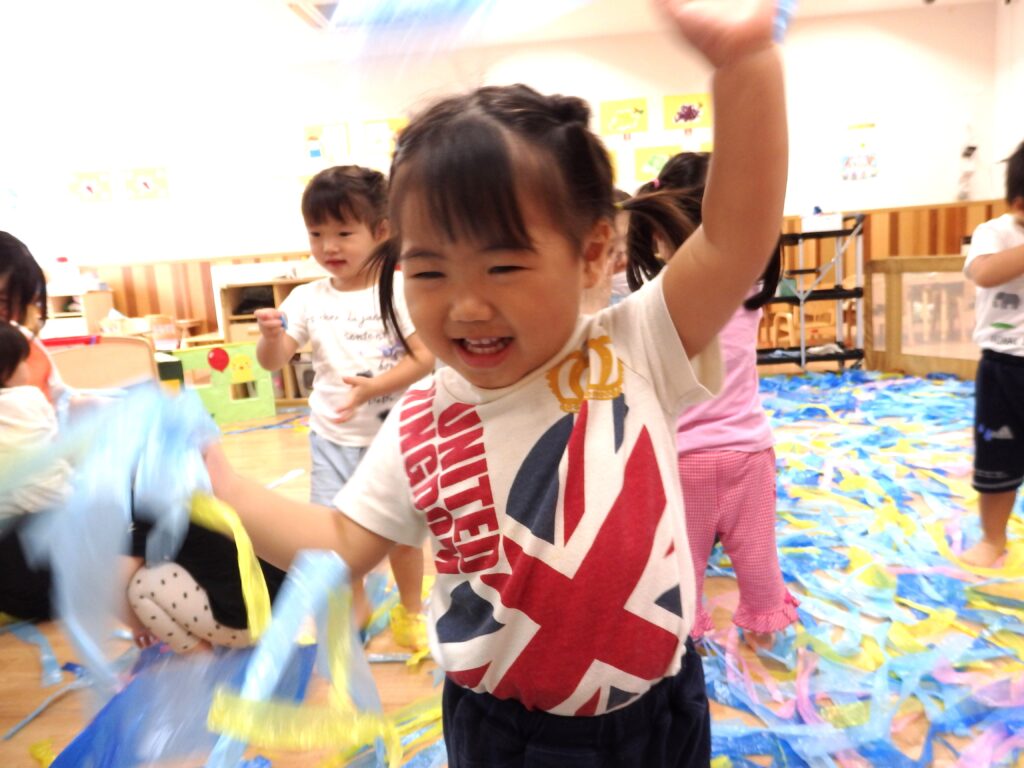 大阪 保育園 くじら保育園 すずらんテープ 感触あそび 202510-1