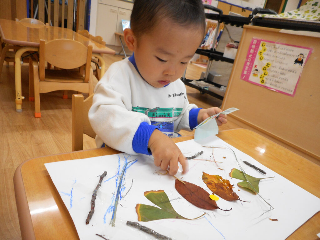 お散歩バッグで秋探し　大阪　保育園　くじら保育園　202512-3