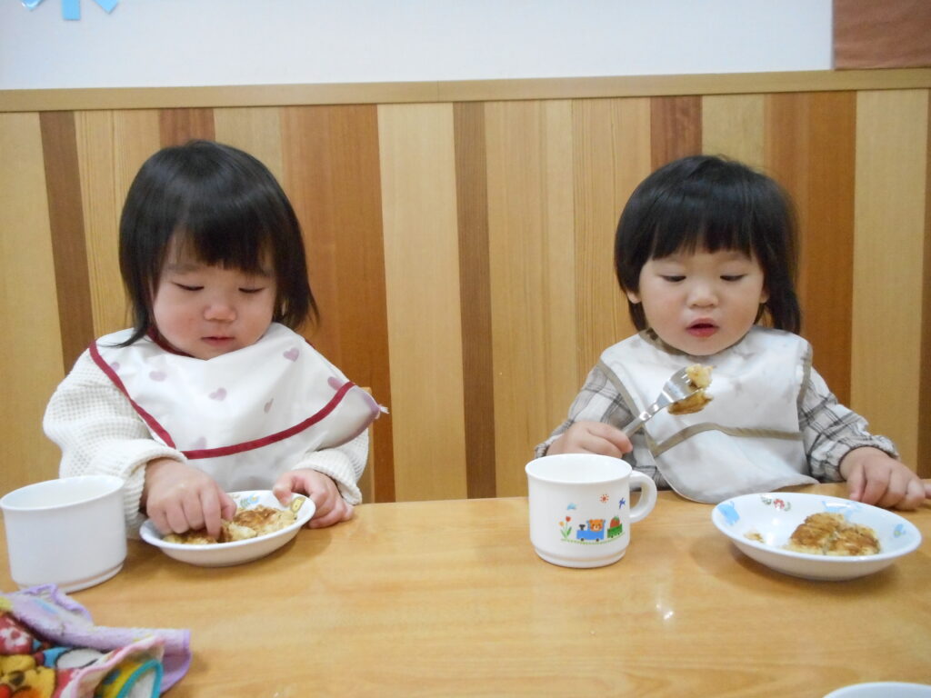 大阪 保育園 くじら保育園 異年齢でおやつ 202601-3