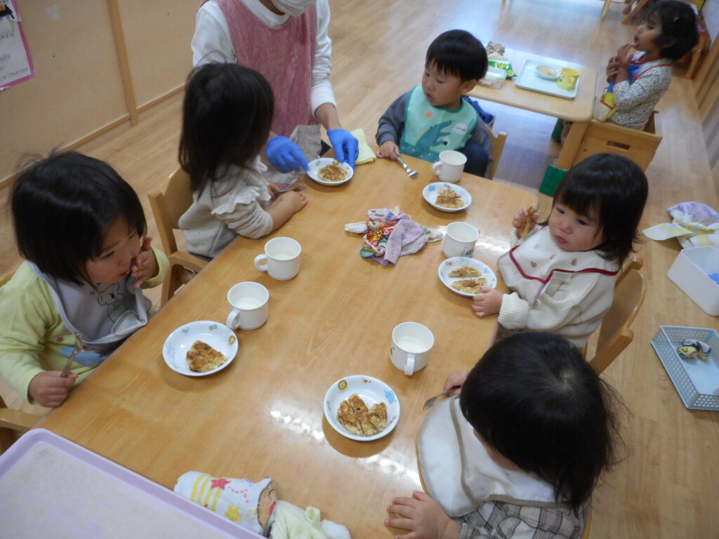 大阪 保育園 くじら保育園 異年齢でおやつ 202601-1