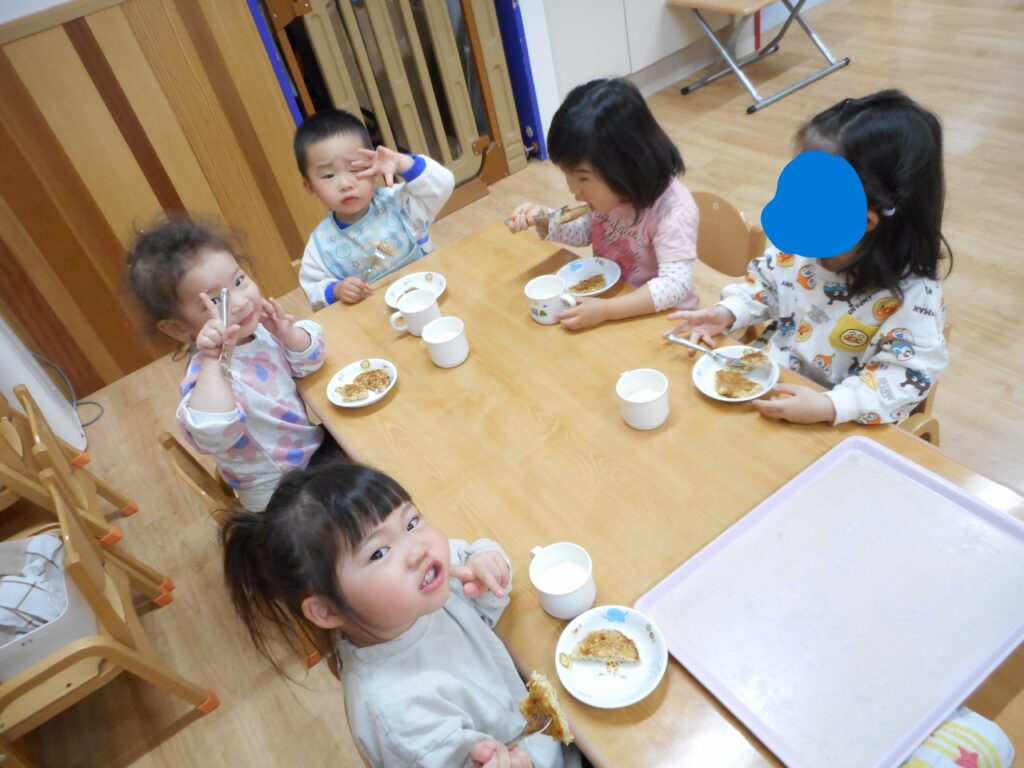 大阪 保育園 くじら保育園 異年齢でおやつ 202601-2