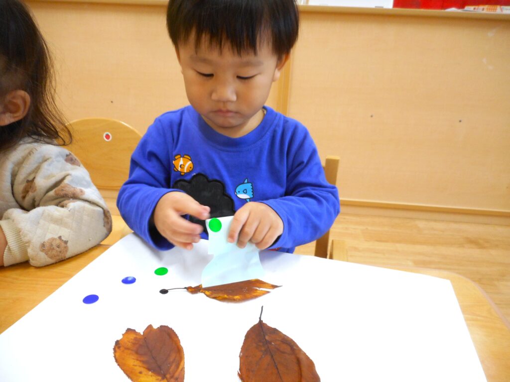 お散歩バッグで秋探し　大阪　保育園　くじら保育園　202512-5
