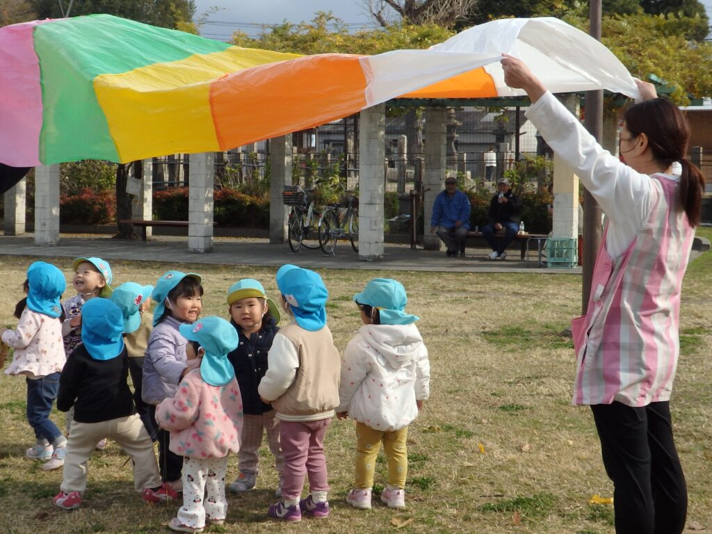 戸外あそびでパラバルーン　大阪保育園　くじら保育園　202512-1