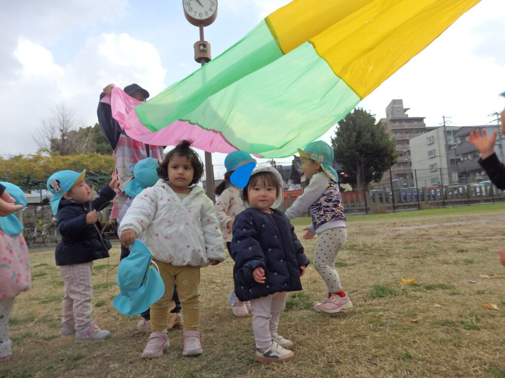 戸外あそびでパラバルーン　大阪保育園　くじら保育園　202512-2