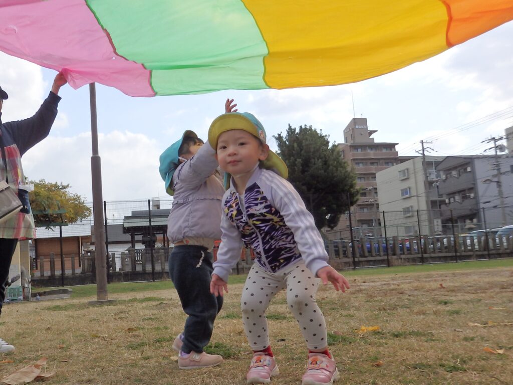 戸外あそびでパラバルーン　大阪保育園　くじら保育園　202512-3