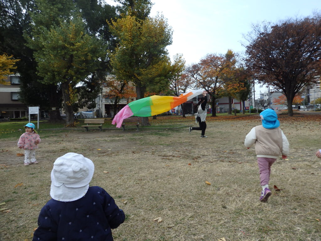 戸外あそびでパラバルーン　大阪保育園　くじら保育園　202512-5
