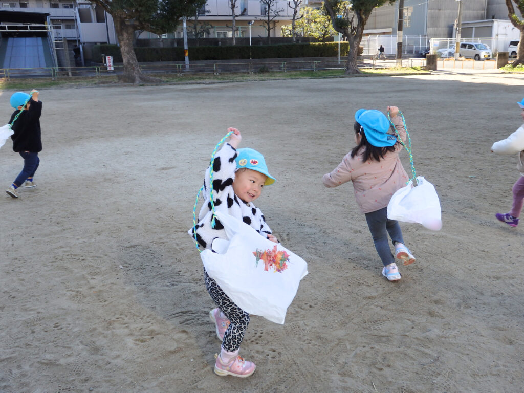 ビニール袋で凧作り　保育園　大阪　くじら保育園　202601-1