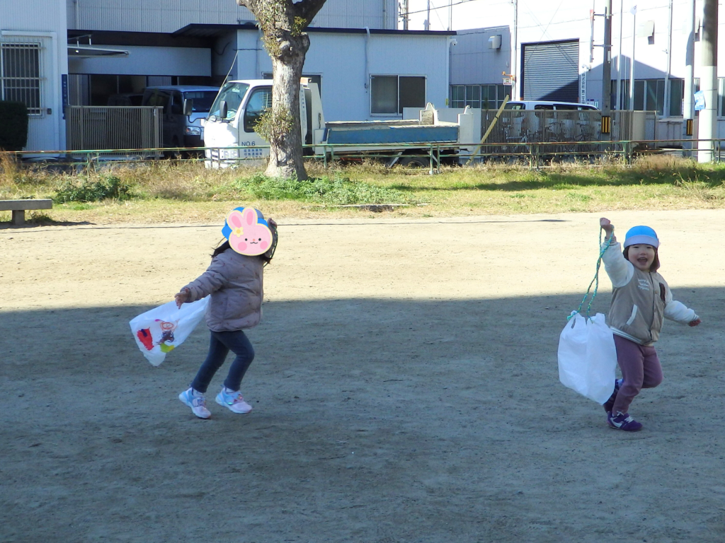 ビニール袋で凧作り　保育園　大阪　くじら保育園　202601-3